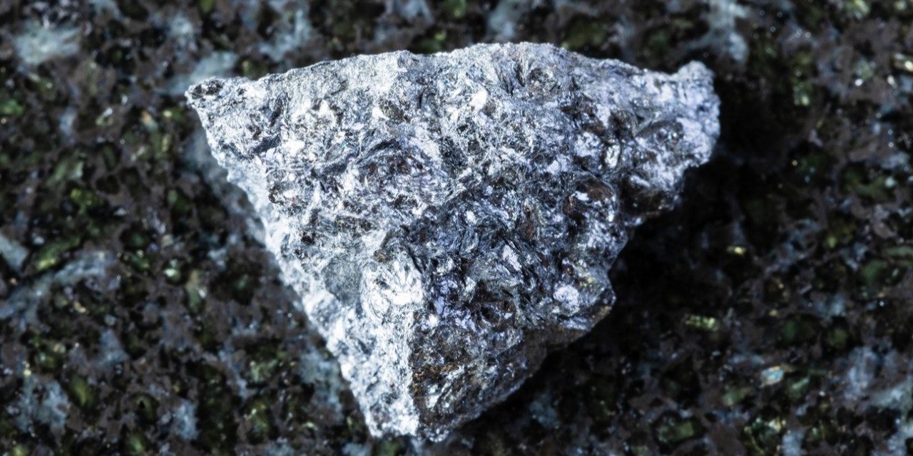 Logam Nikel Putih Keperakan Tahan Terhadap Karat