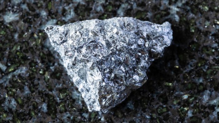 Logam Nikel Putih Keperakan Tahan Terhadap Karat