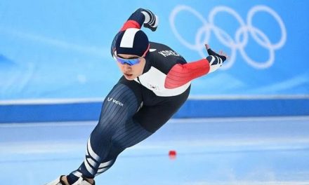 Kegiatan Rekreasi Atau Olahraga Ice Skating Di Permukaan Es