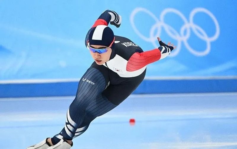 Kegiatan Rekreasi Atau Olahraga Ice Skating Di Permukaan Es