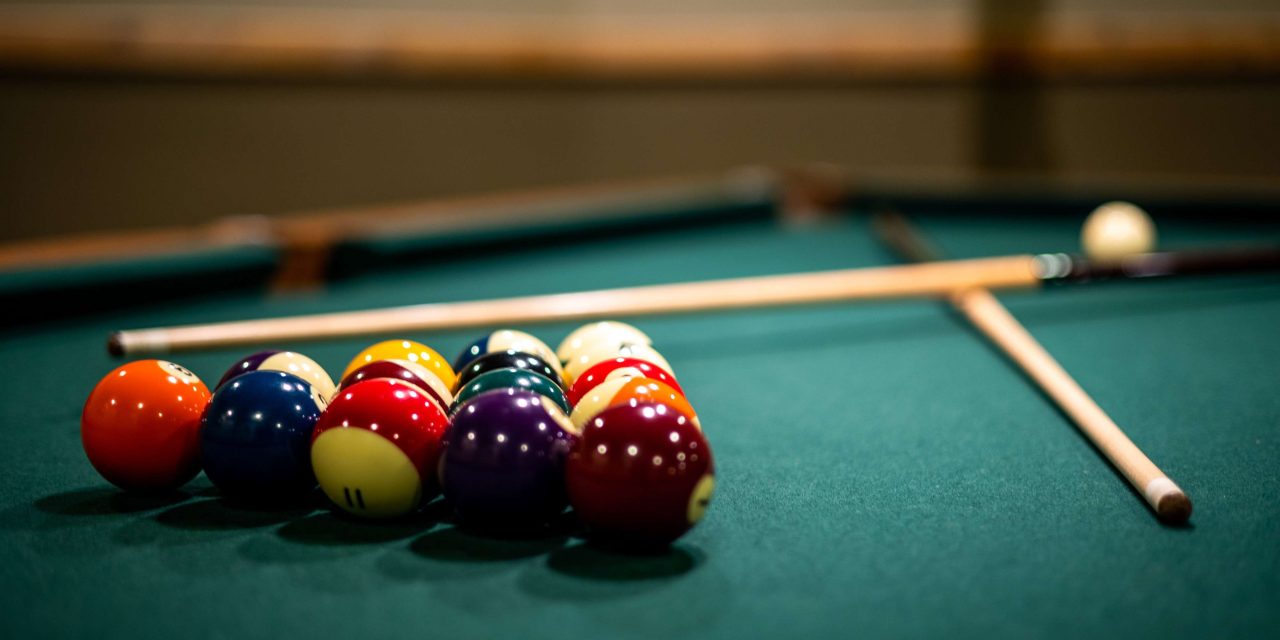 Olahraga Santai Billiard Dengan Sebuah Stik