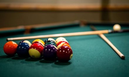 Olahraga Santai Billiard Dengan Sebuah Stik