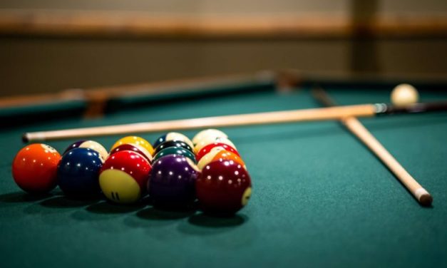 Olahraga Santai Billiard Dengan Sebuah Stik