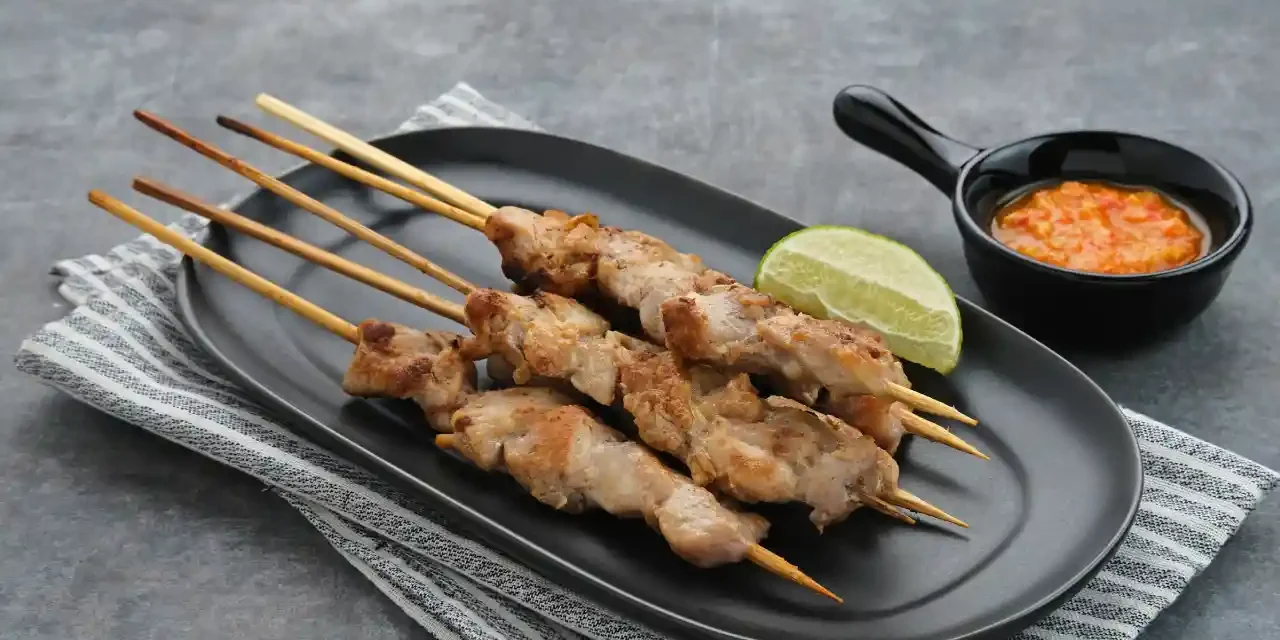 Hidangan Dari Indonesia Dengan Potongan Daging Di Tusuk