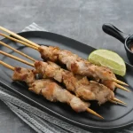 Hidangan Dari Indonesia Dengan Potongan Daging Di Tusuk