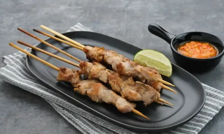 Hidangan Dari Indonesia Dengan Potongan Daging Di Tusuk