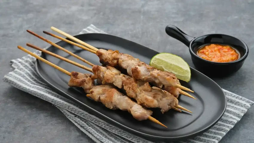 Hidangan Dari Indonesia Dengan Potongan Daging Di Tusuk