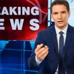 Seorang Petugas Presenter Menyampaikan Informasi Berita