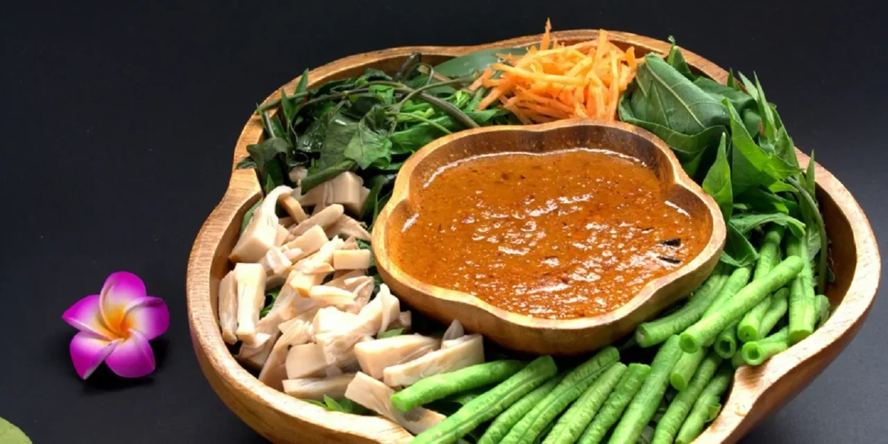 Hidangan Indonesia Pecal Dengan Siraman Kuah Kacang
