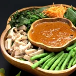 Hidangan Indonesia Pecal Dengan Siraman Kuah Kacang