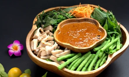 Hidangan Indonesia Pecal Dengan Siraman Kuah Kacang