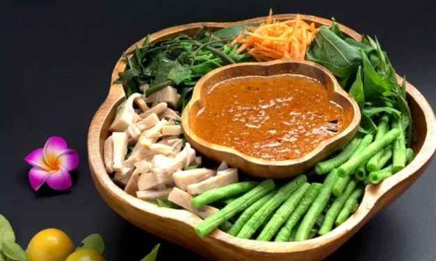 Hidangan Indonesia Pecal Dengan Siraman Kuah Kacang