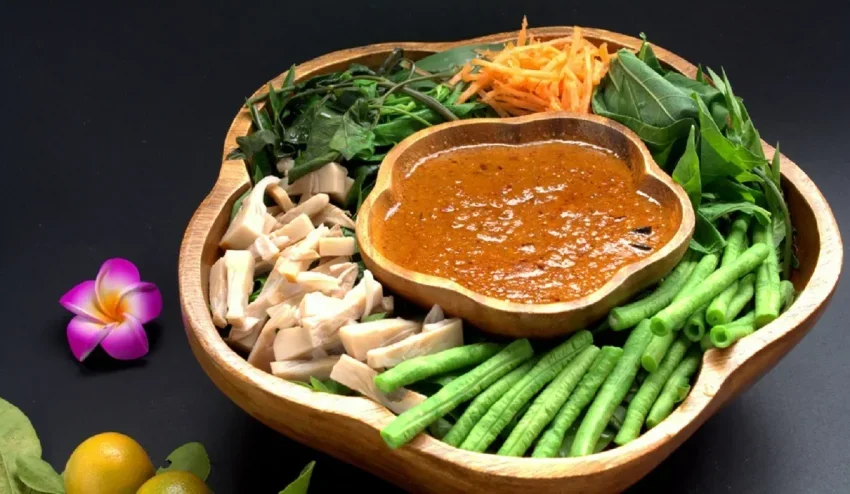 Hidangan Indonesia Pecal Dengan Siraman Kuah Kacang