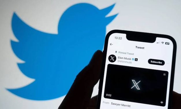 Aplikasi Sosial Twitter Dengan Berbagai Informasi