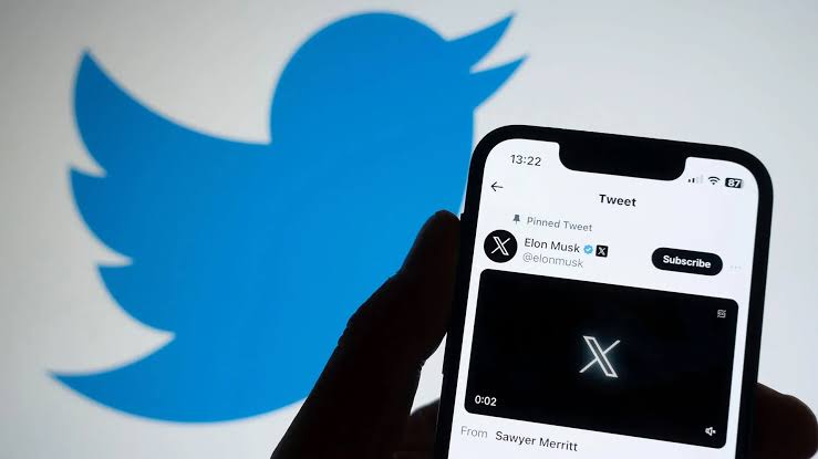 Aplikasi Sosial Twitter Dengan Berbagai Informasi