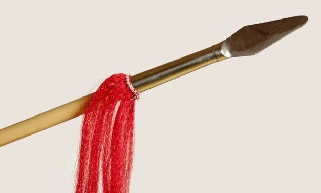 Pemakaian Senjata Tombak Yang Cukup Tradisional