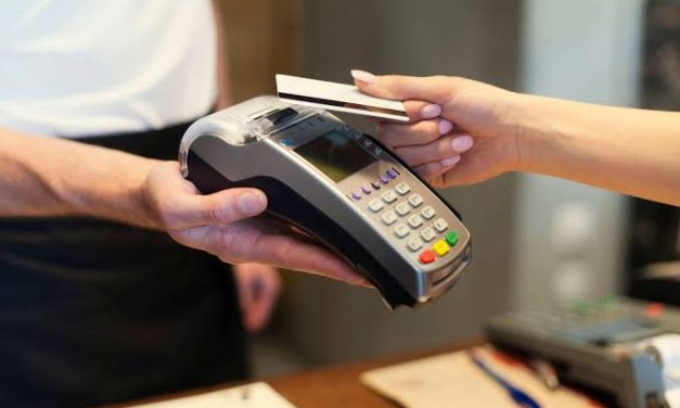 Transaksi Melalui EDC Sebuah Mesin Untuk Pembayaran