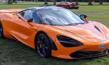 Kendaraan Mahal McLaren Dalam Sebuah Mobil