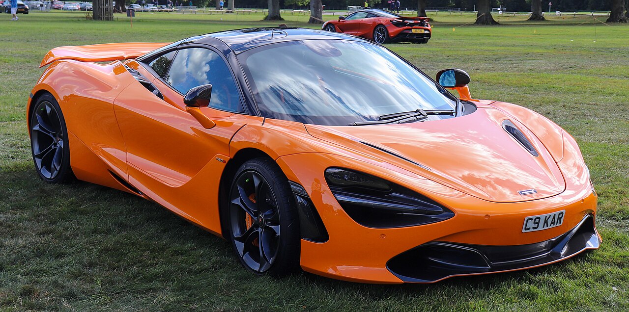 Kendaraan Mahal McLaren Dalam Sebuah Mobil