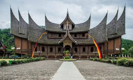 Sebuah Bangunan Tradisional Dalam Rumah Adat