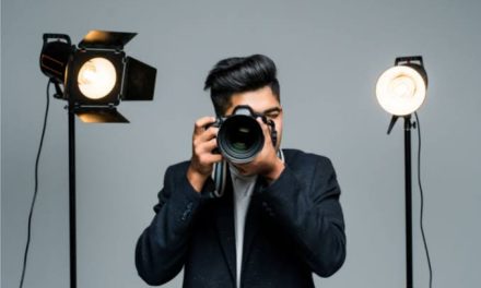 Seorang Profesi Fotografer Dengan Pengambilan Gambar