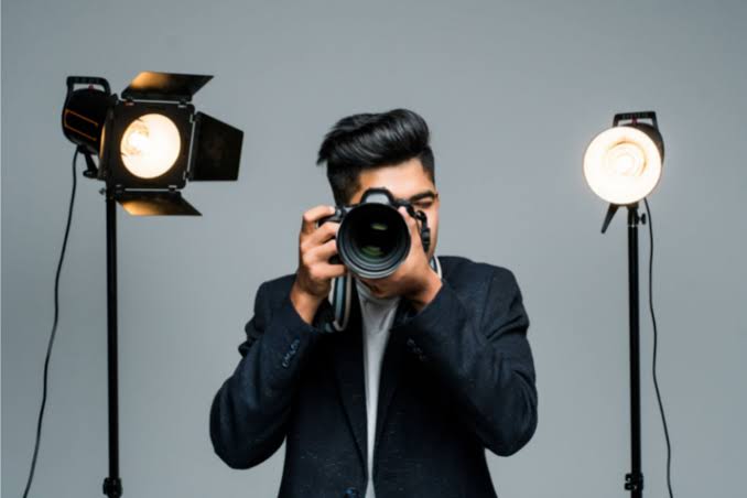 Seorang Profesi Fotografer Dengan Pengambilan Gambar