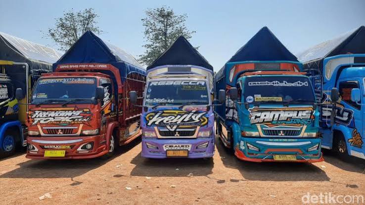 Kendaraan Bermotor Besar Truk Sebagai Pengangkut Barang