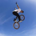 Olahraga Kendaraan BMX Dengan Lintasan Balapan