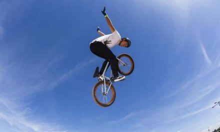 Olahraga Kendaraan BMX Dengan Lintasan Balapan