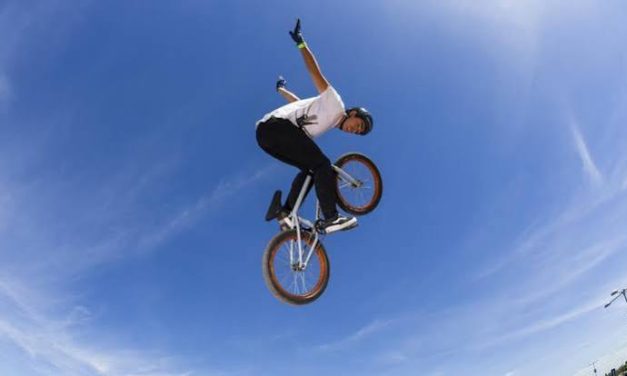 Olahraga Kendaraan BMX Dengan Lintasan Balapan