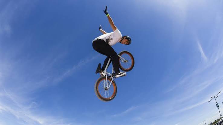 Olahraga Kendaraan BMX Dengan Lintasan Balapan